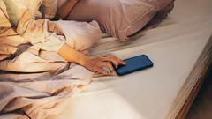 Proč byste neměli ráno kontrolovat telefon: skrytá škoda první ranní zvyklosti