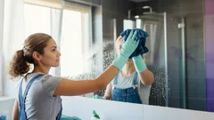 Jak snadno a ekologicky odstranit vodní kámen v koupelně